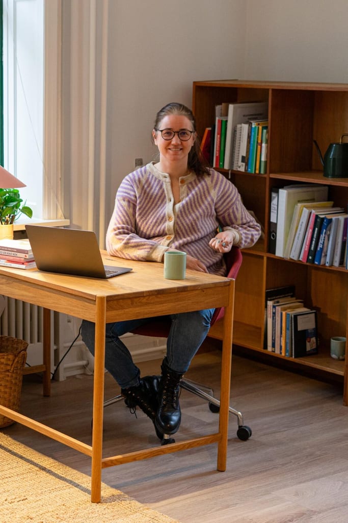 Psykolog Marlene Lyby ved skrivebordet i den lyse klinik