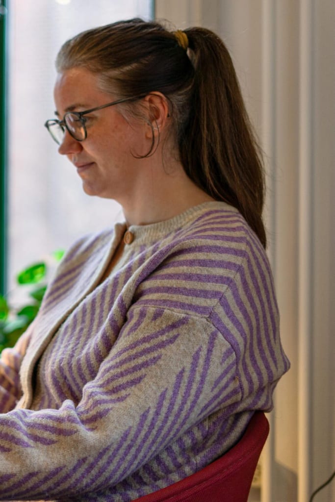 Psykolog Marlene Lyby arbejder ved vinduet i sin klinik i Stjær